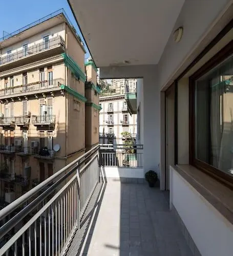 아파트 Chiaia-piazza Amedeo Close Metro Station And Sea 나폴리